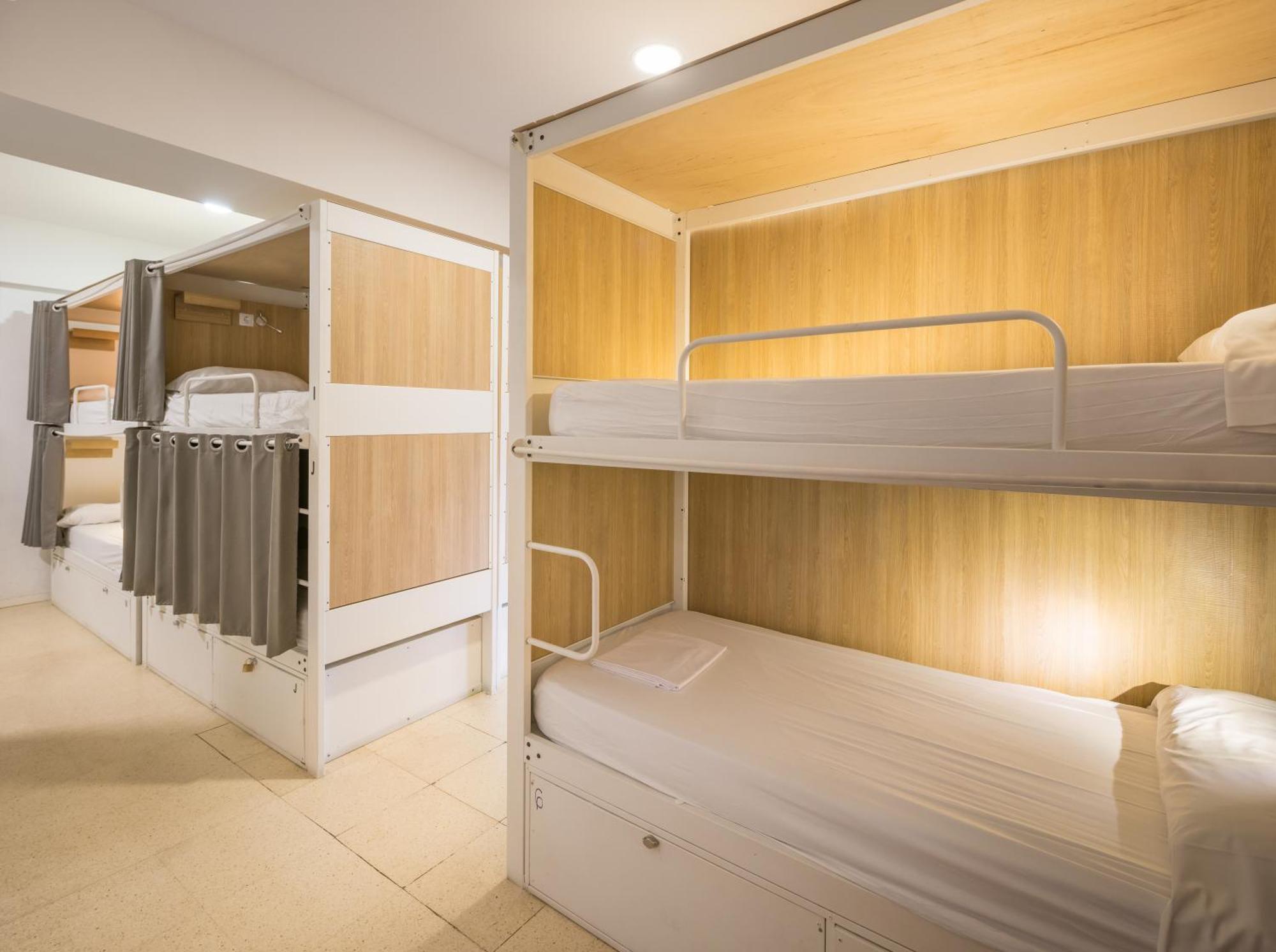 Bed 8-Bed Female Dormitory Room